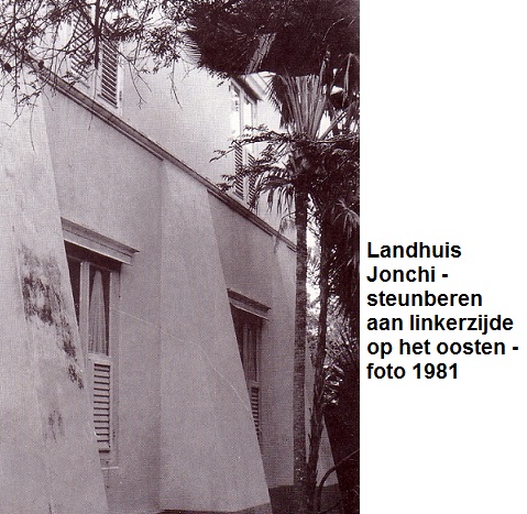 16. Landhuis Jonchi steunberen op het oosten 1981